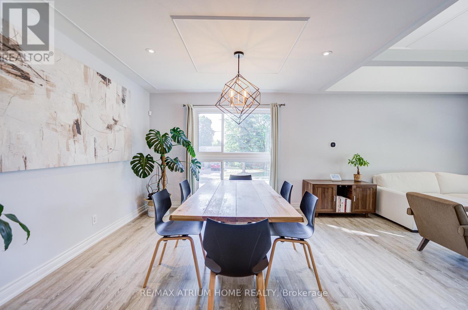 Photo 9 of 29 Starlight Crescent, Richmond Hill ON