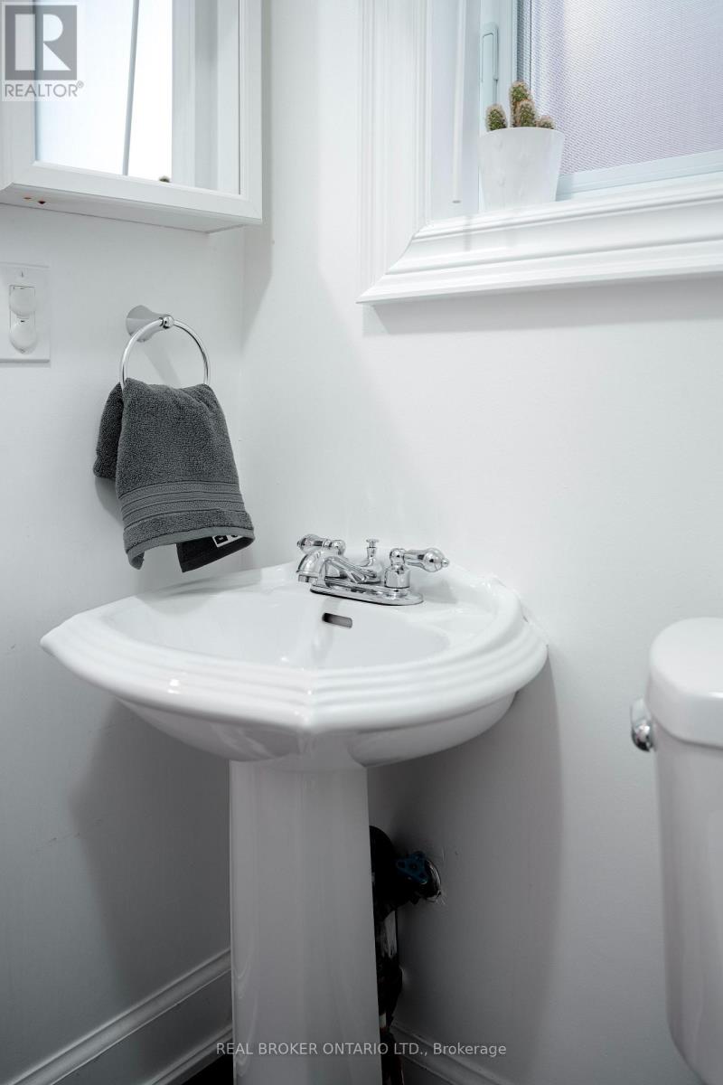 Photo 11 of 393 Hansen Rd North Road, Brampton ON