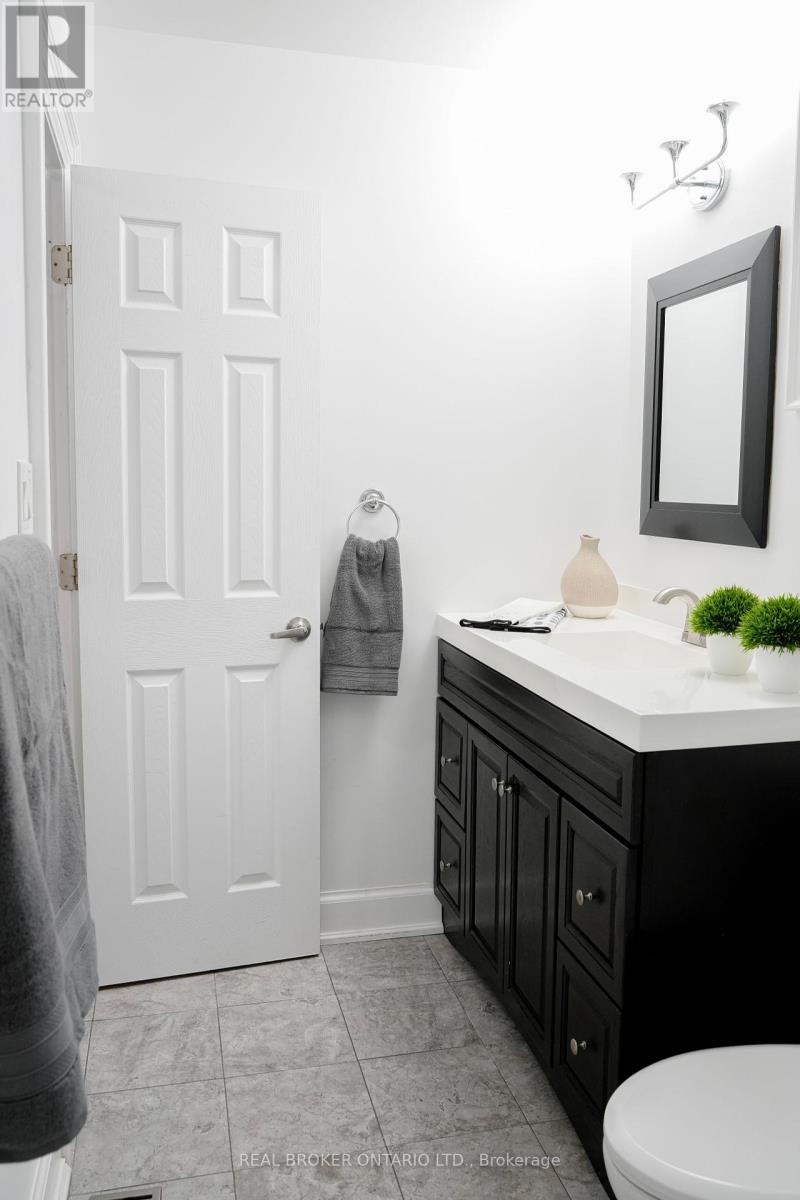 Photo 25 of 393 Hansen Rd North Road, Brampton ON
