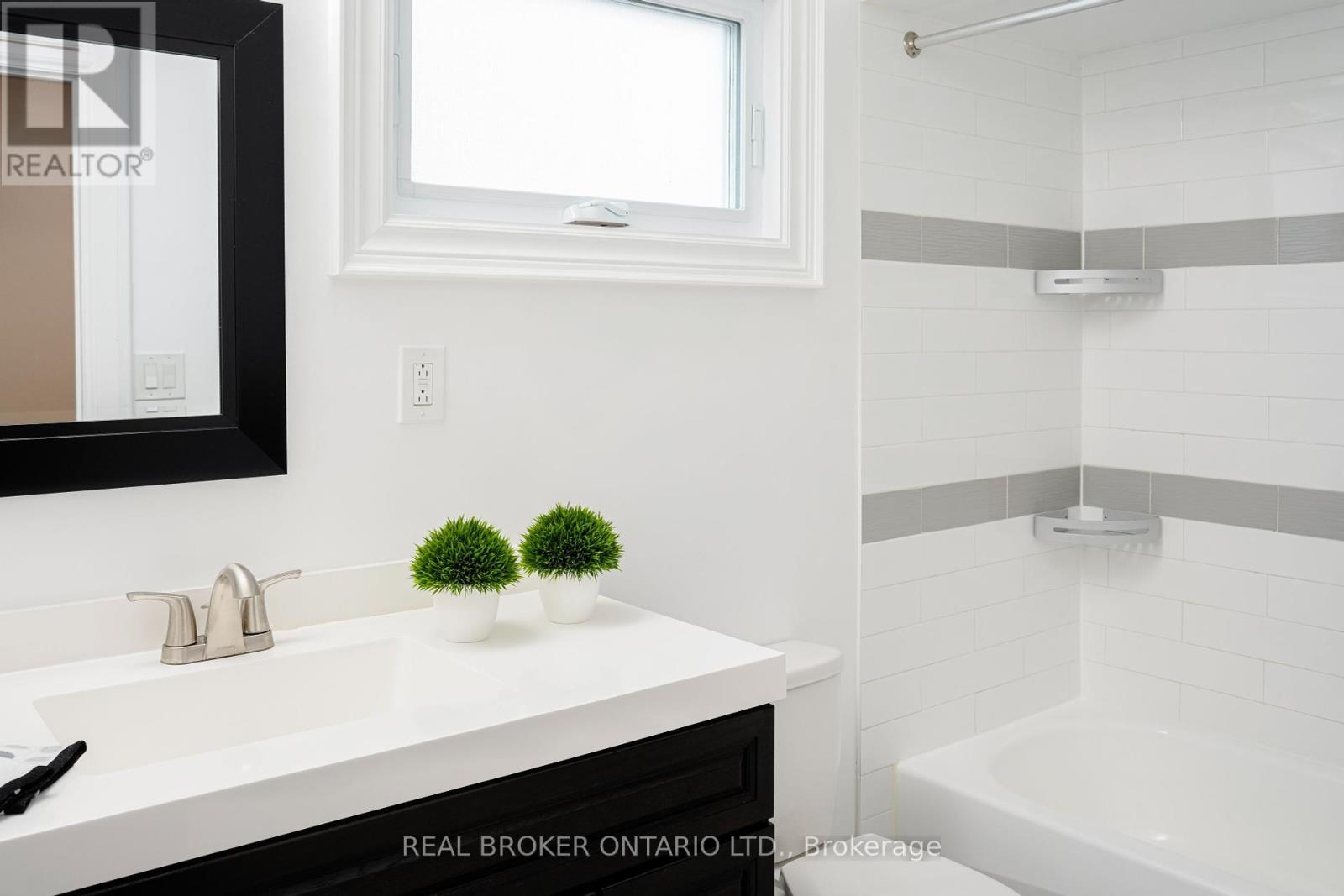 Photo 26 of 393 Hansen Rd North Road, Brampton ON