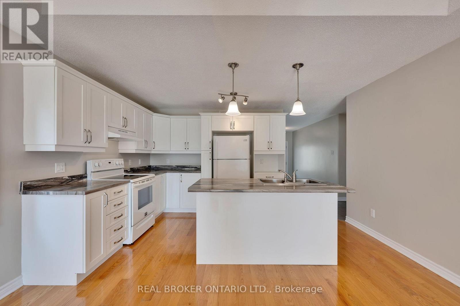 Photo 14 of 12 Abbey Crescent, Russell ON