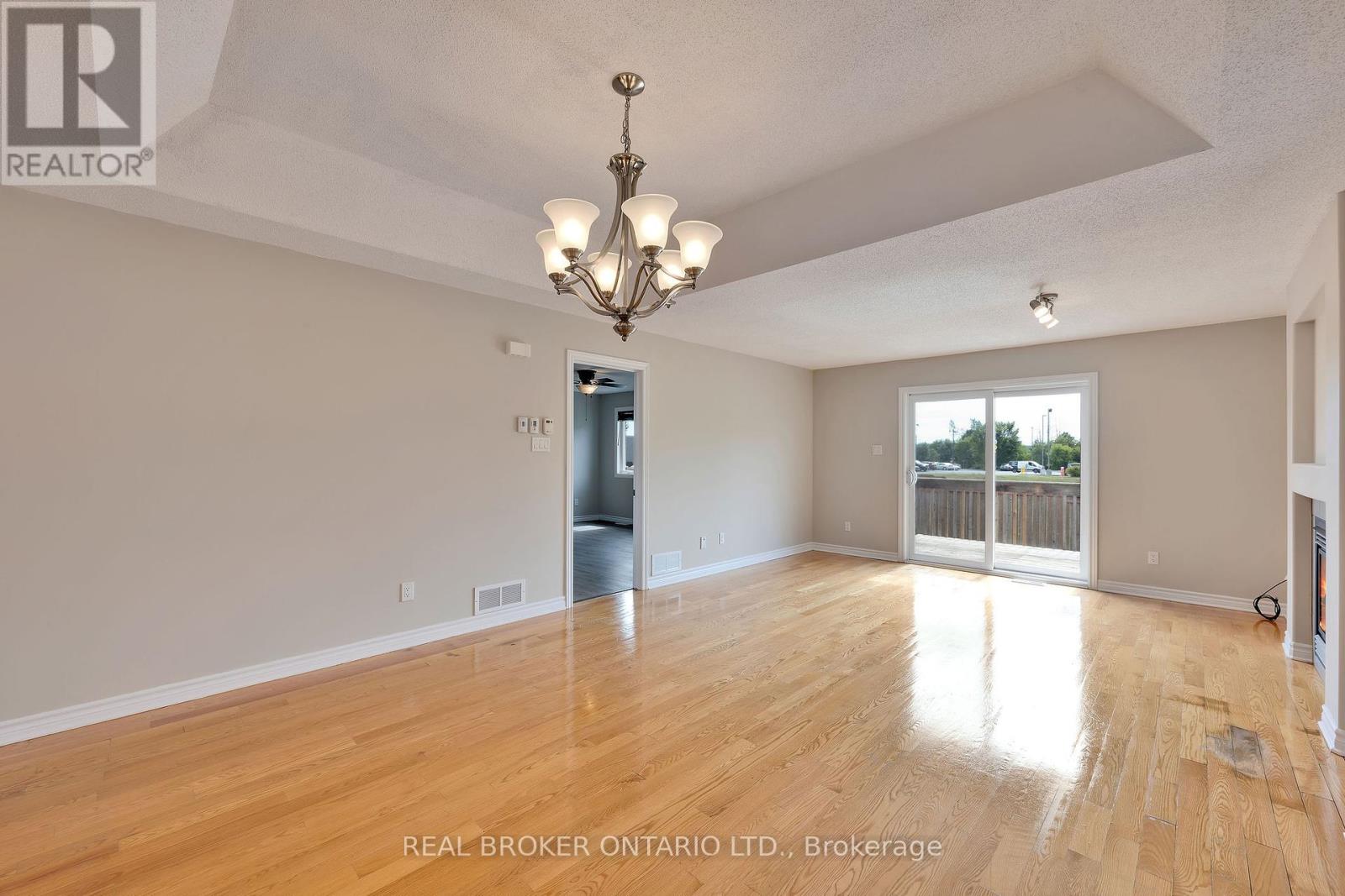 Photo 12 of 12 Abbey Crescent, Russell ON