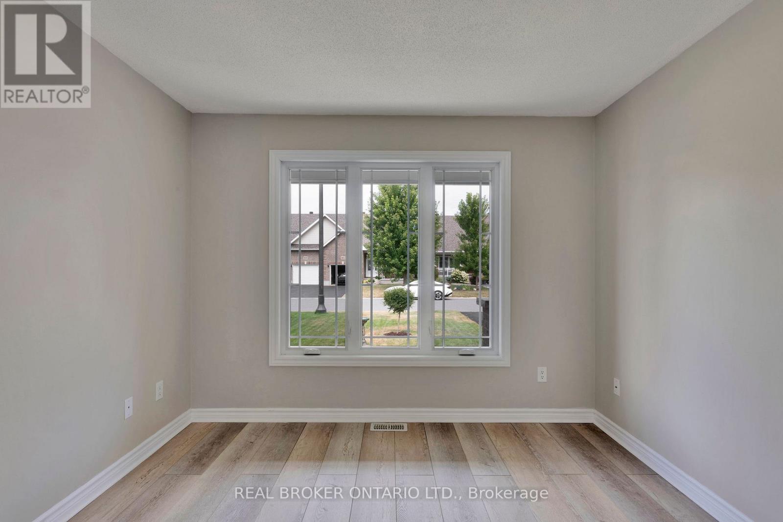Photo 6 of 12 Abbey Crescent, Russell ON