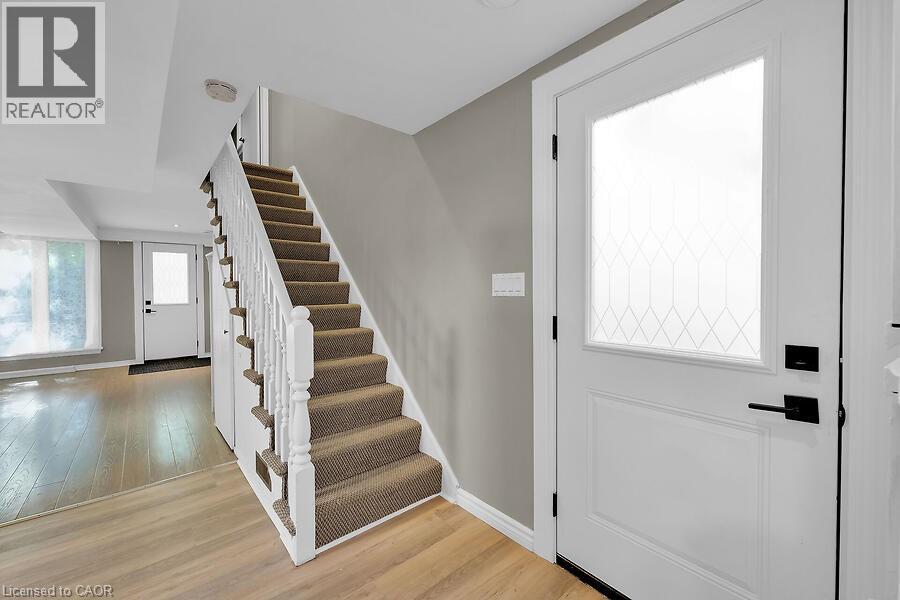 Photo 33 of 23 Mountain Street, Grimsby ON