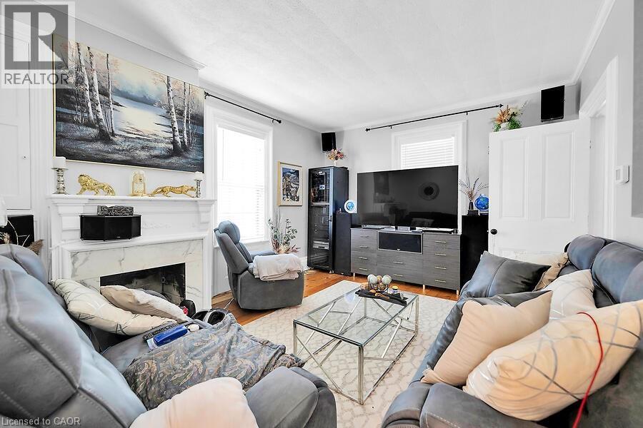 Photo 4 of 23 Mountain Street, Grimsby ON