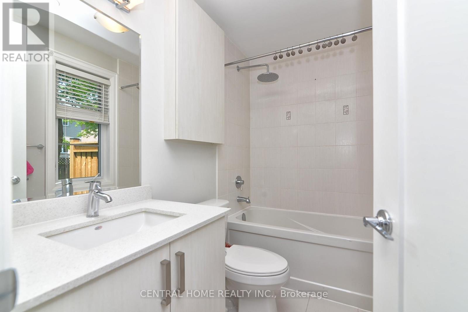 Photo 23 of 47 Divon Lane, Richmond Hill ON