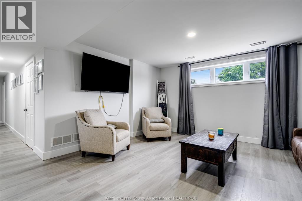 Photo 4 of 833 Talbot Road East, Leamington ON