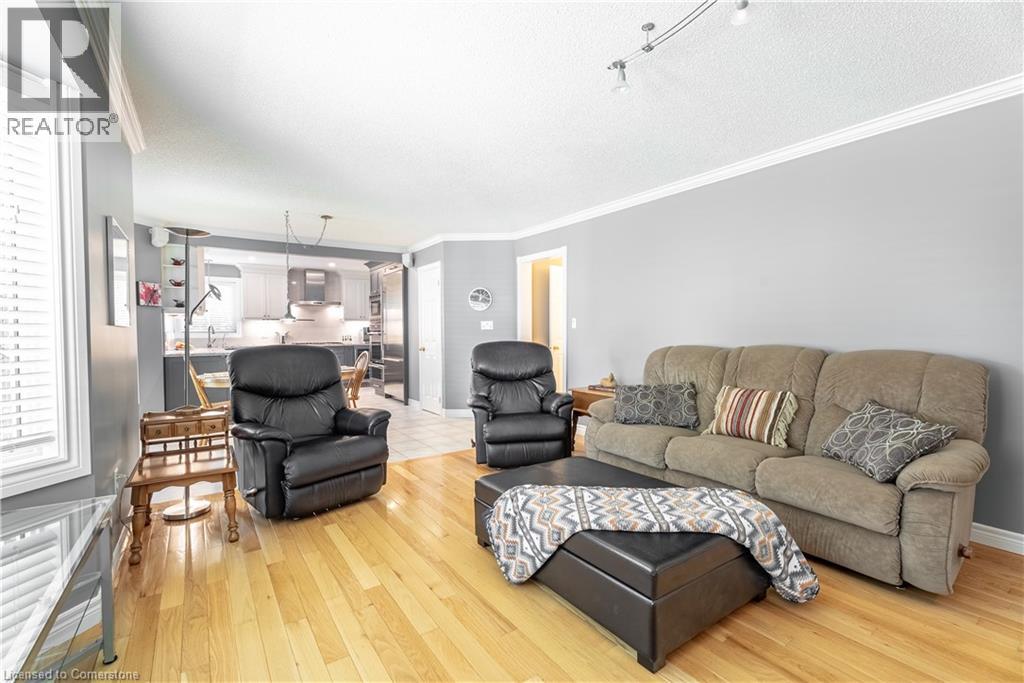 Photo 18 of 26 Gowinlock Court, Cambridge ON