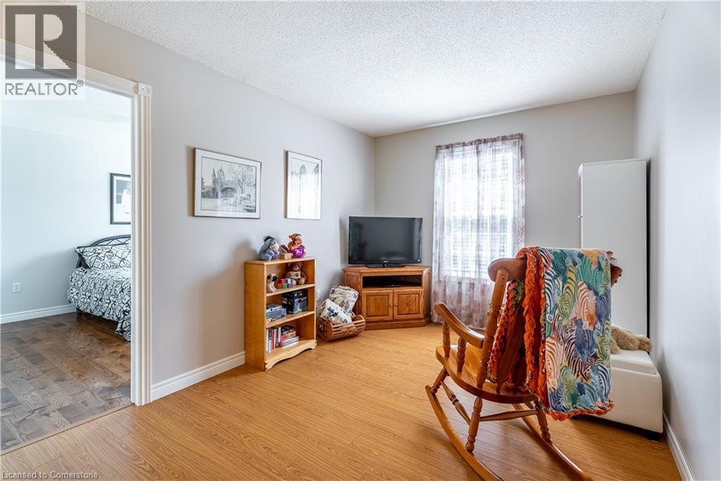 Photo 14 of 26 Gowinlock Court, Cambridge ON