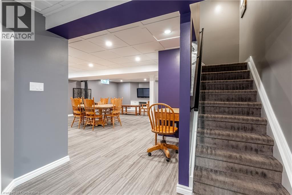 Photo 15 of 26 Gowinlock Court, Cambridge ON