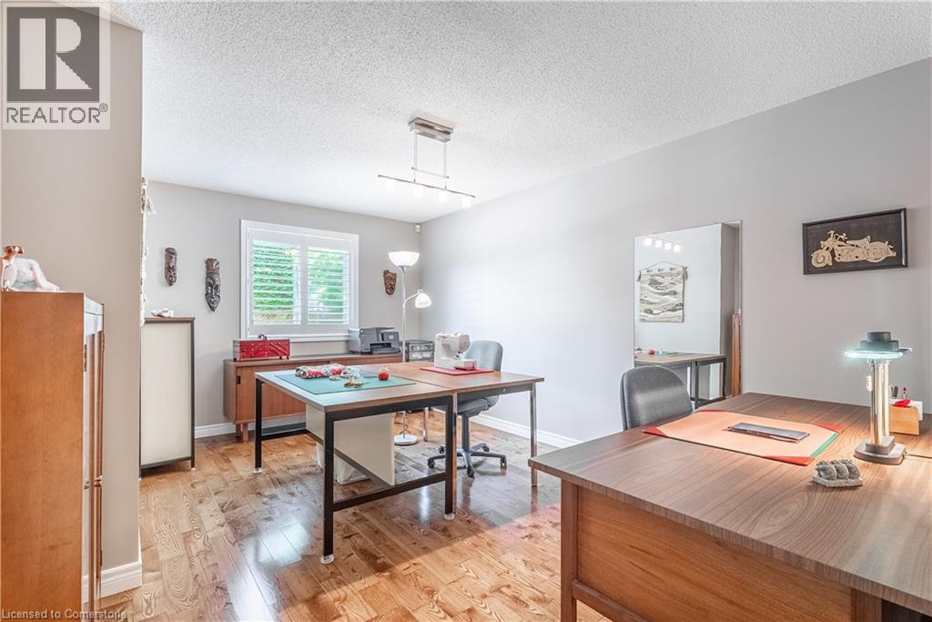 Photo 13 of 26 Gowinlock Court, Cambridge ON
