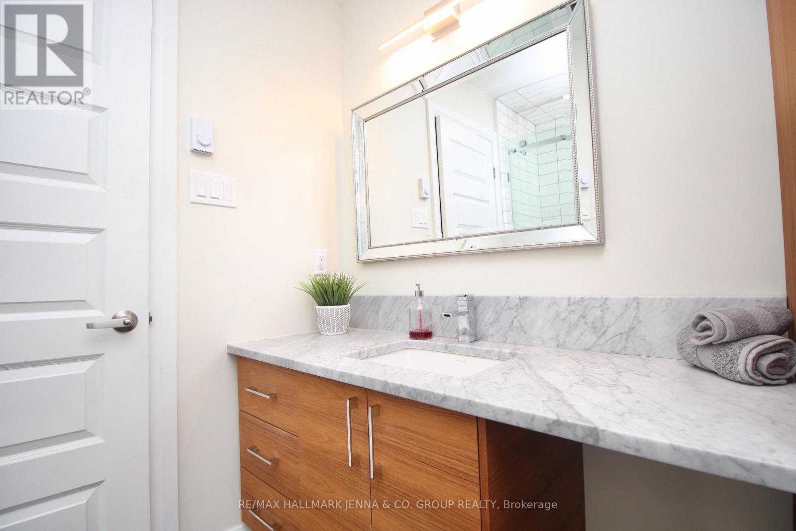 Photo 7 of 2 38 Bruyere Street, Ottawa ON