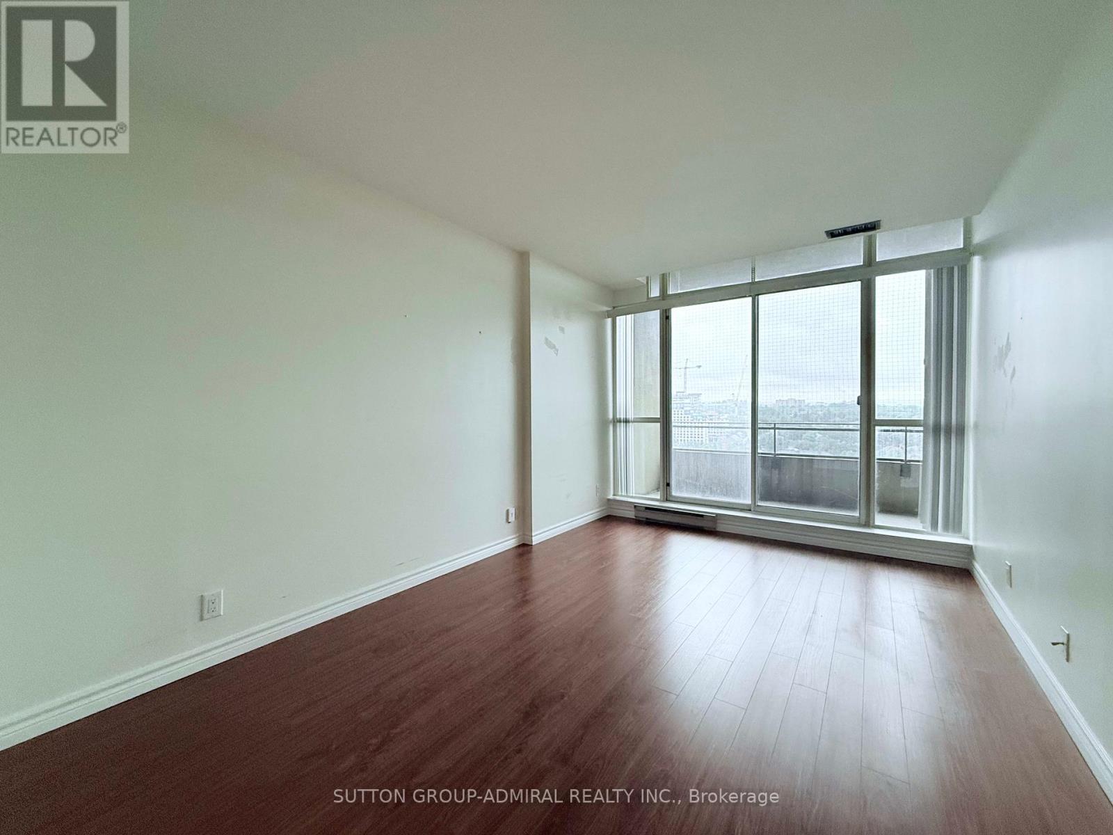 Photo 3 of Ph 27 32 Clarissa Drive, Richmond Hill ON