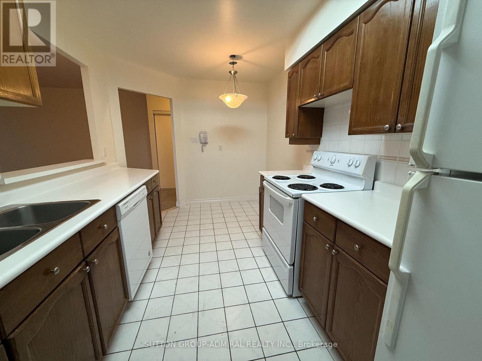Photo 9 of Ph 27 32 Clarissa Drive, Richmond Hill ON