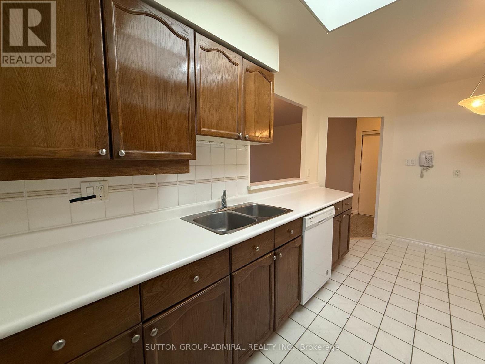 Photo 4 of Ph 27 32 Clarissa Drive, Richmond Hill ON