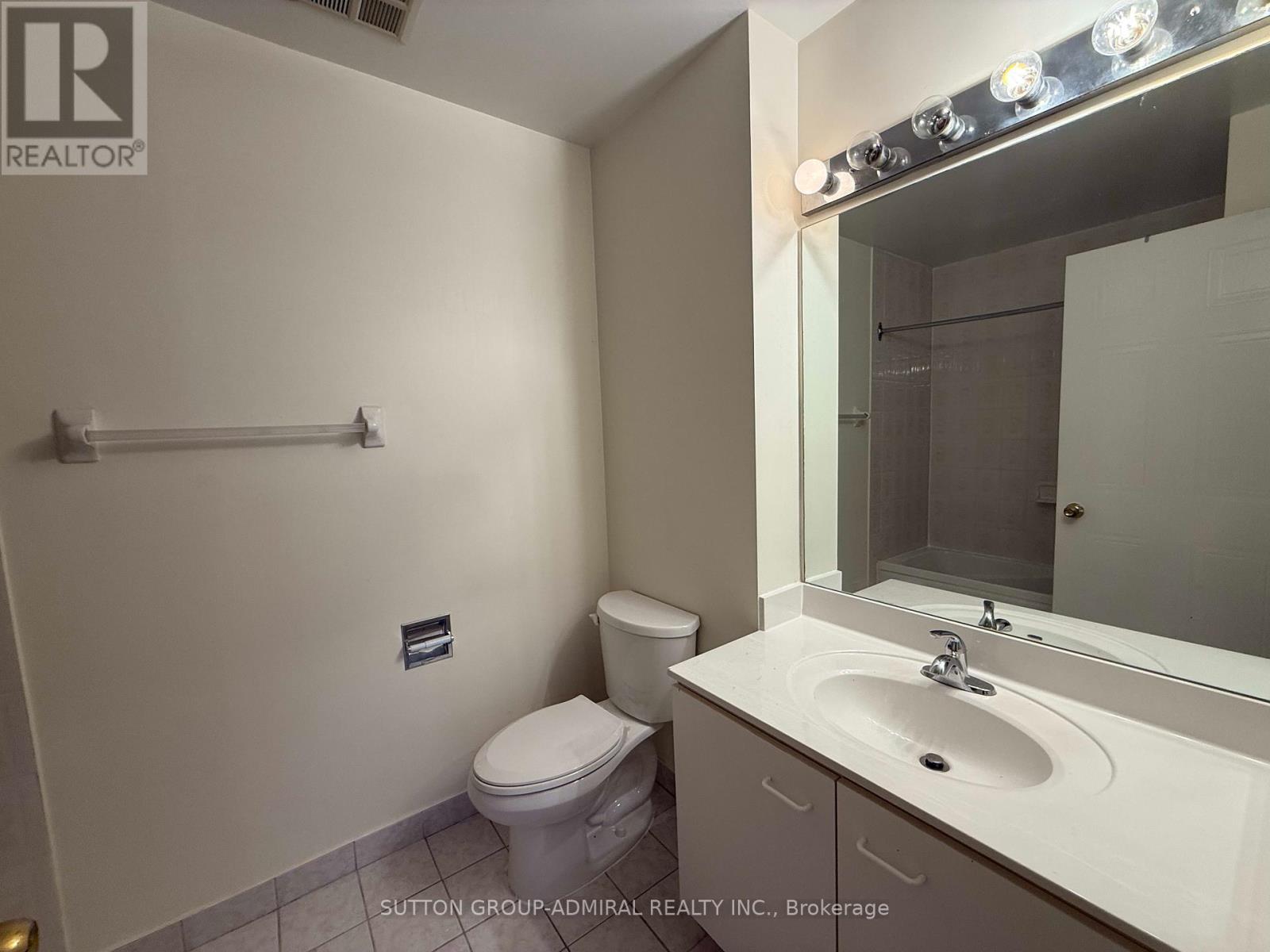 Photo 8 of Ph 27 32 Clarissa Drive, Richmond Hill ON