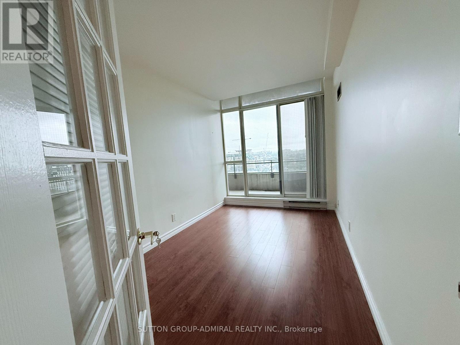 Photo 5 of Ph 27 32 Clarissa Drive, Richmond Hill ON