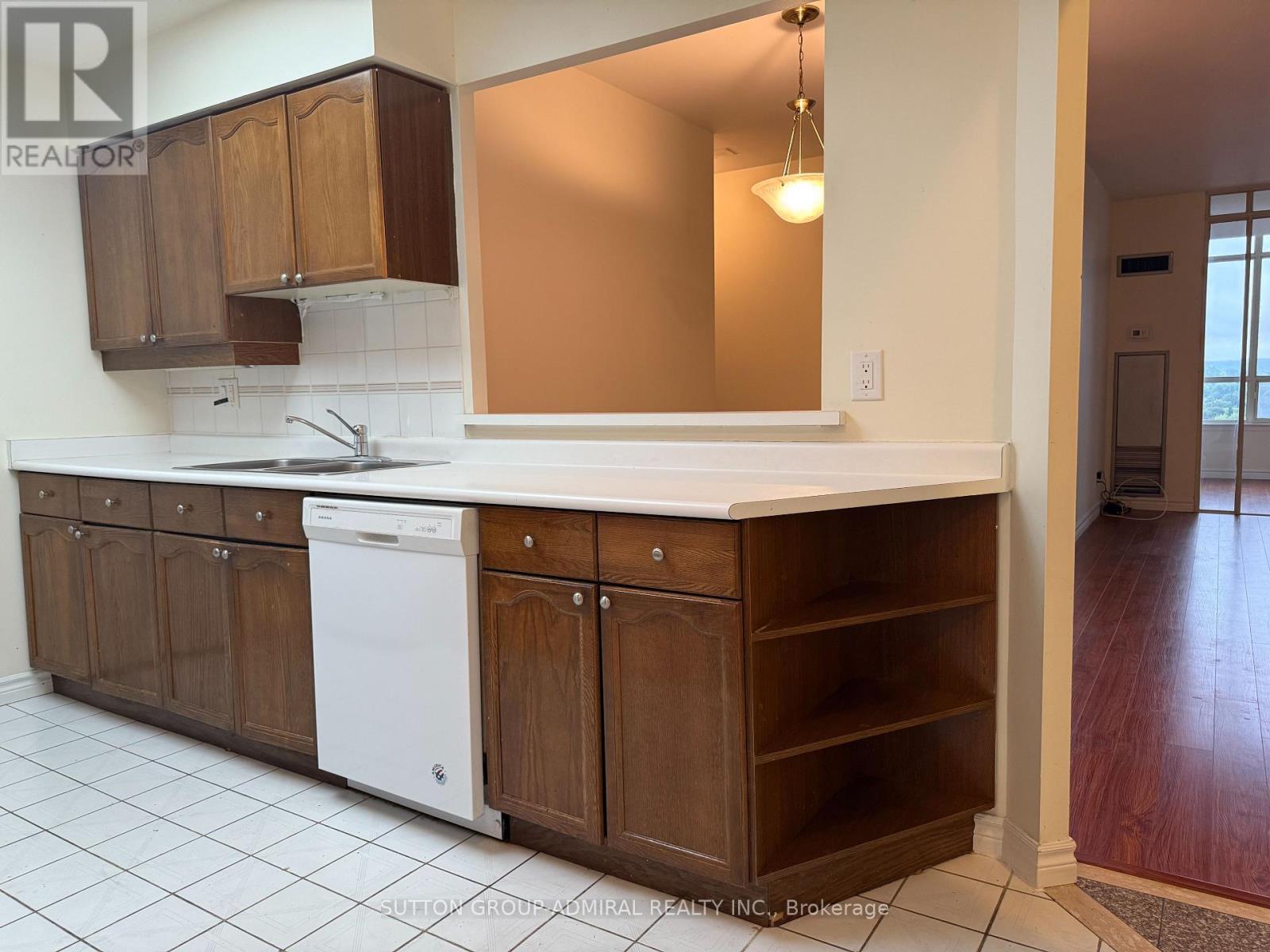 Photo 7 of Ph 27 32 Clarissa Drive, Richmond Hill ON