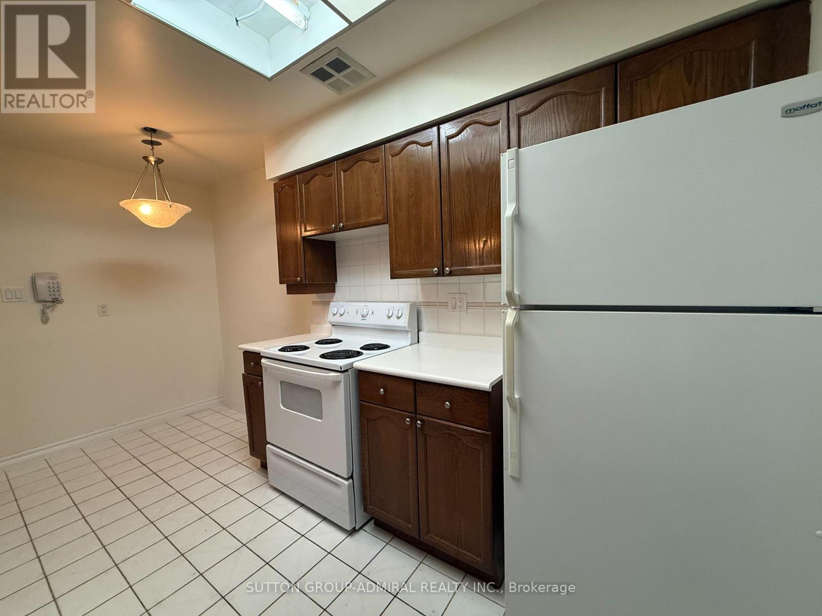 Photo 17 of Ph 27 32 Clarissa Drive, Richmond Hill ON