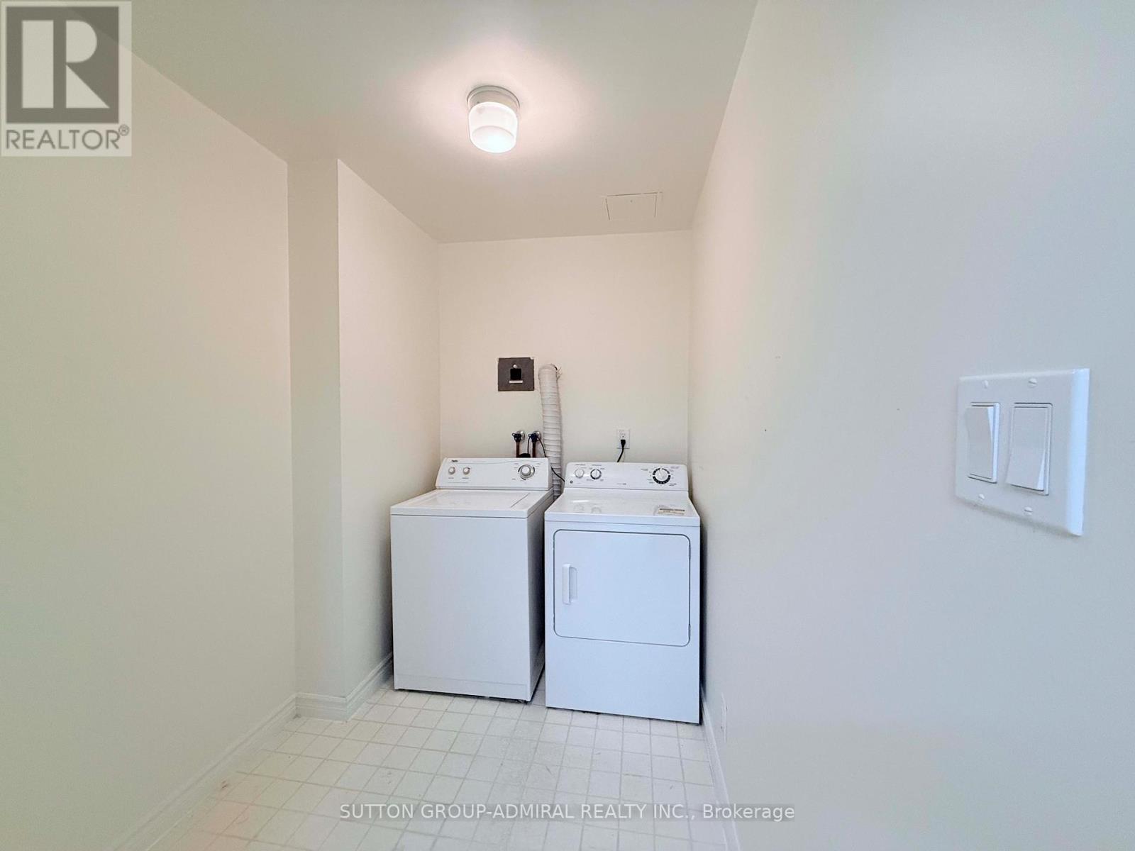 Photo 10 of Ph 27 32 Clarissa Drive, Richmond Hill ON