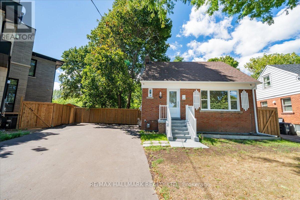 Photo 1 of 16 Willowhurst Crescent, Toronto ON