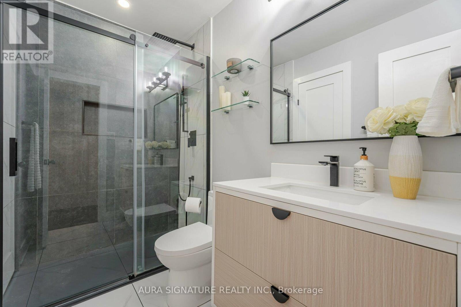 Photo 15 of 26 88 Rainbow Drive, Vaughan ON