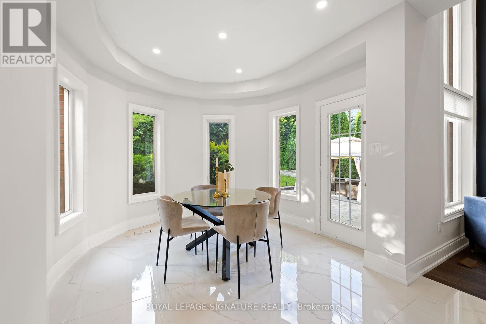 Photo 6 of 1067 Ivsbridge Boulevard, Newmarket ON