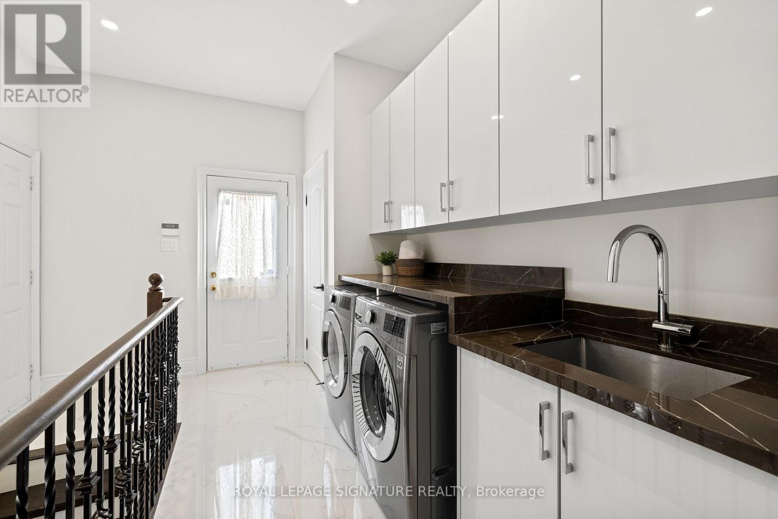 Photo 9 of 1067 Ivsbridge Boulevard, Newmarket ON
