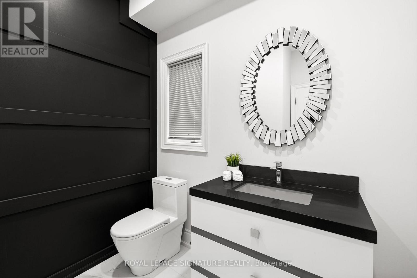 Photo 5 of 1067 Ivsbridge Boulevard, Newmarket ON