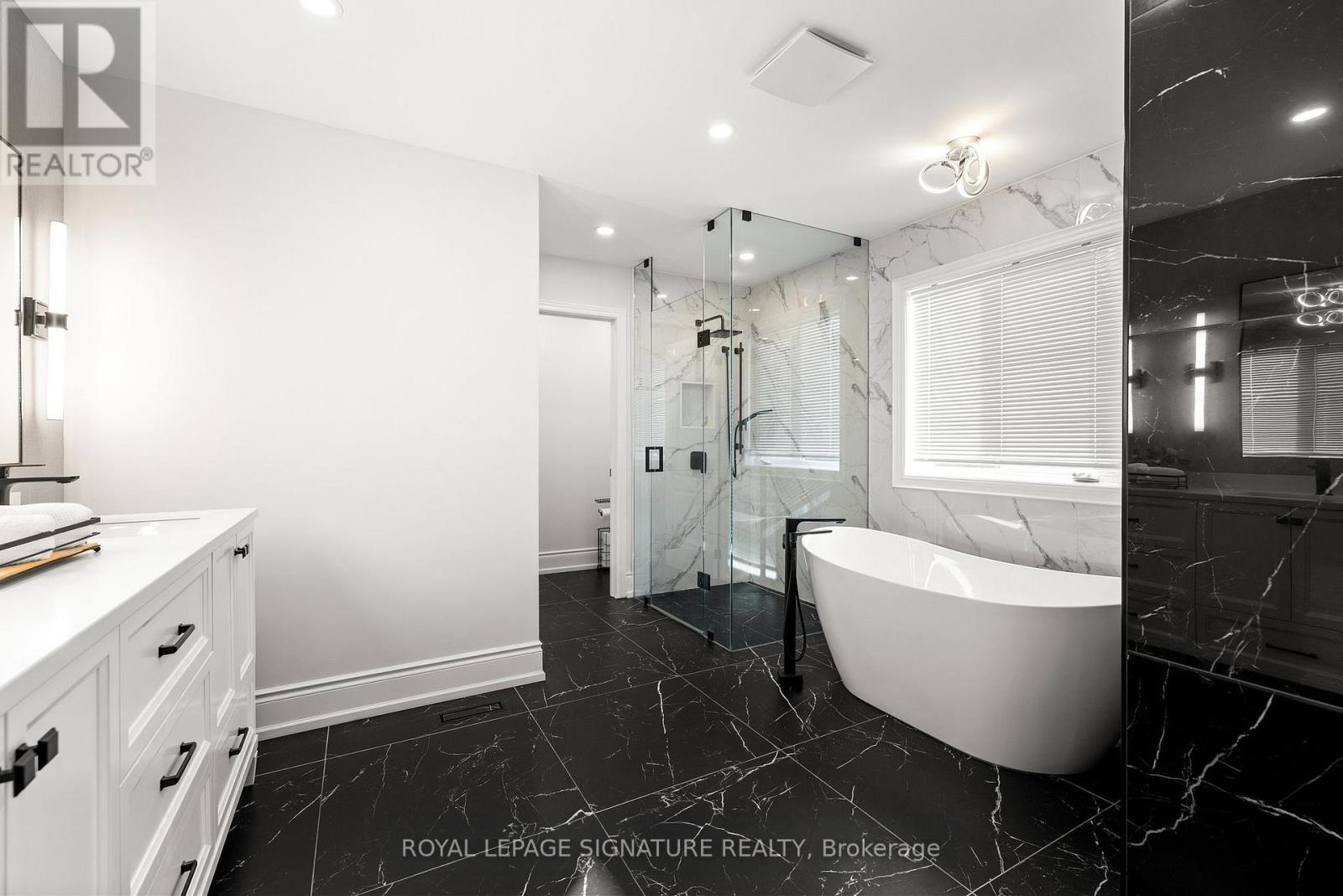 Photo 13 of 1067 Ivsbridge Boulevard, Newmarket ON