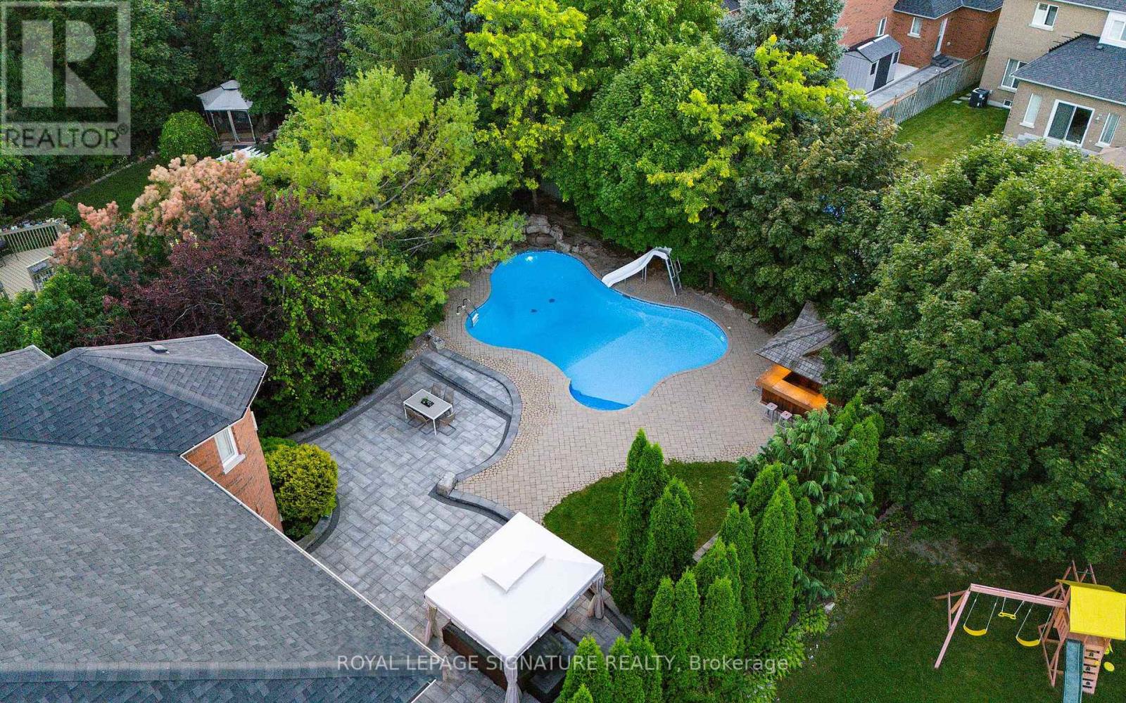 Photo 18 of 1067 Ivsbridge Boulevard, Newmarket ON