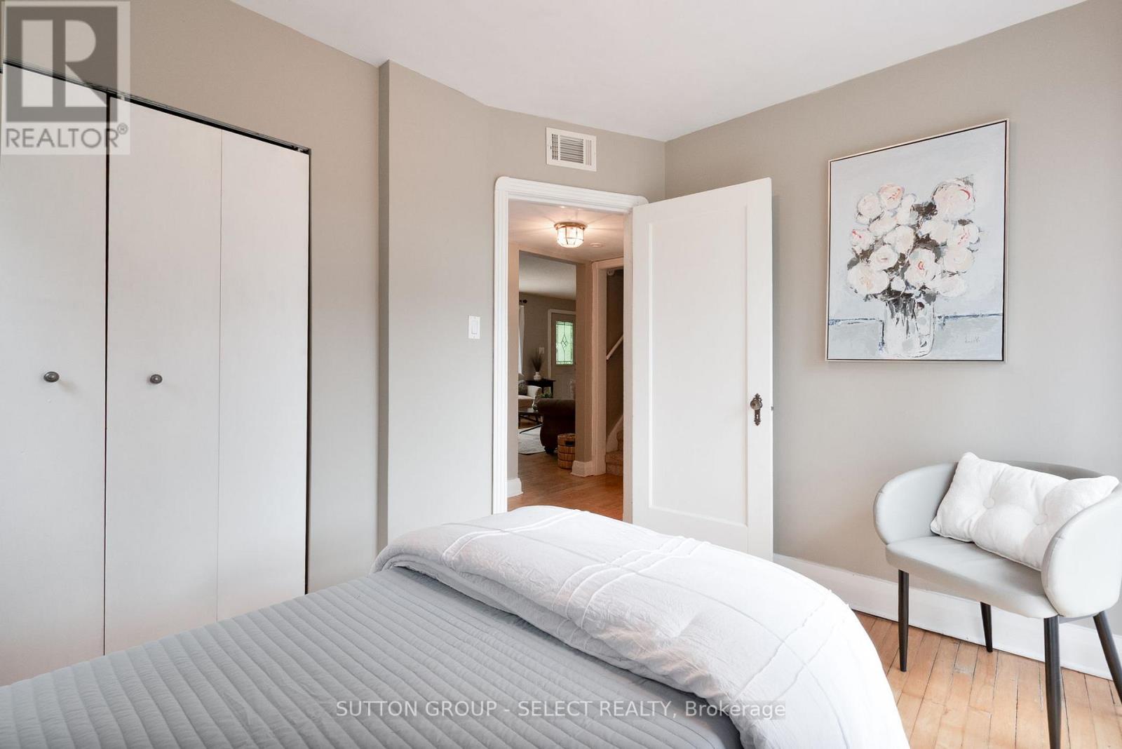 Photo 2 of 570 Kingsway Avenue, London North ON
