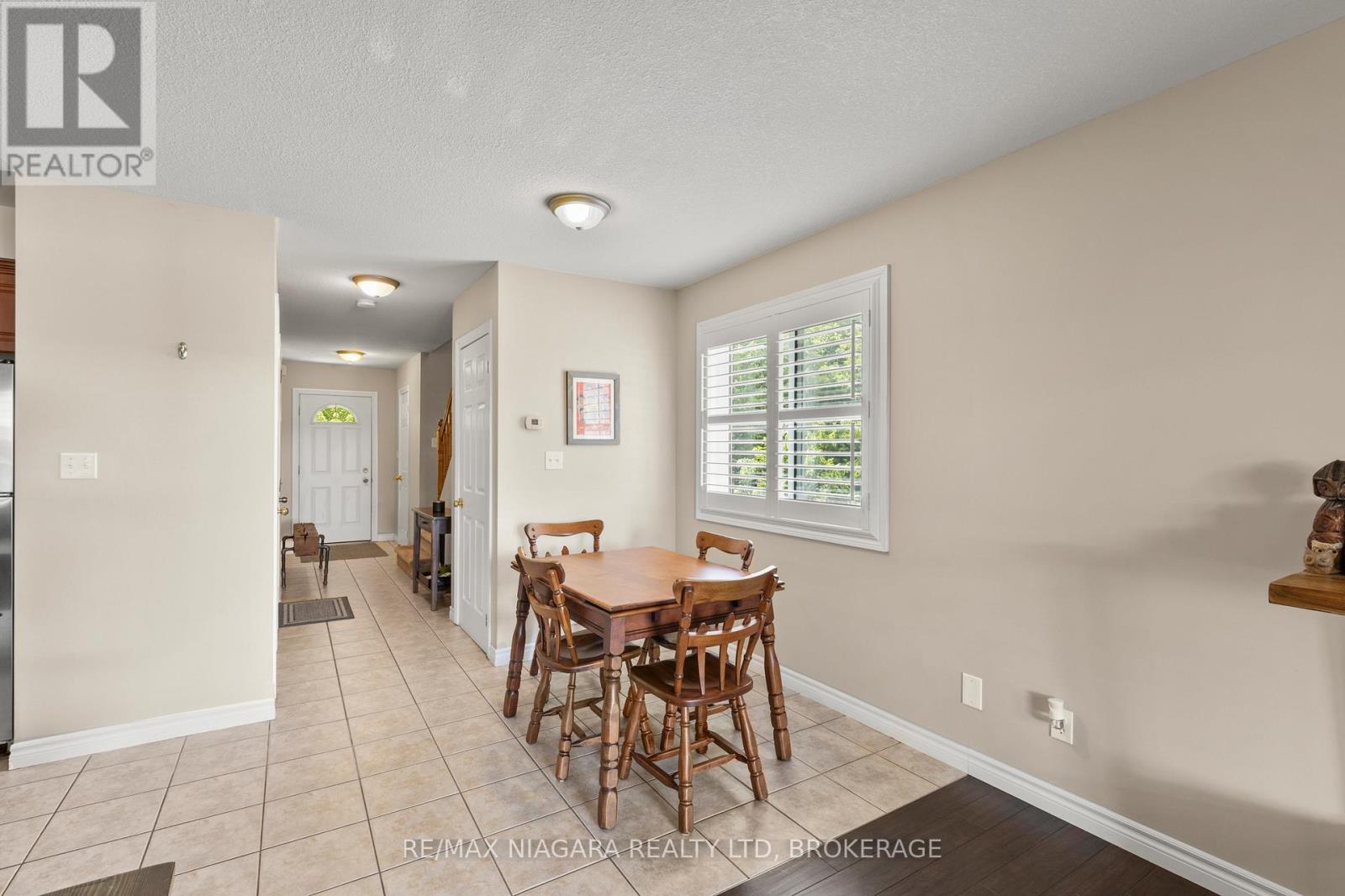 Photo 8 of 6 6263 Valley Way, Niagara Falls ON