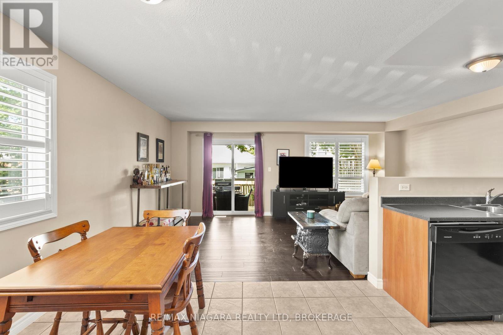 Photo 9 of 6 6263 Valley Way, Niagara Falls ON