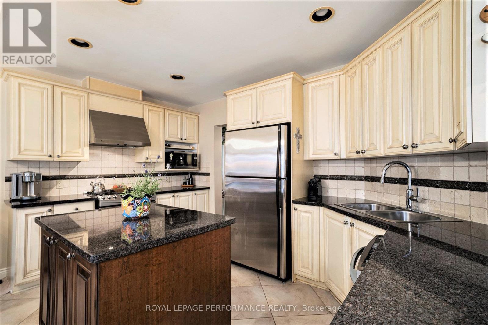 Photo 7 of 21 Berry Glen Street, Ottawa ON