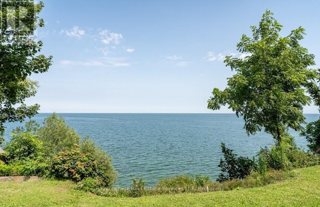 Photo 40 of 4 6th Street, Grimsby ON