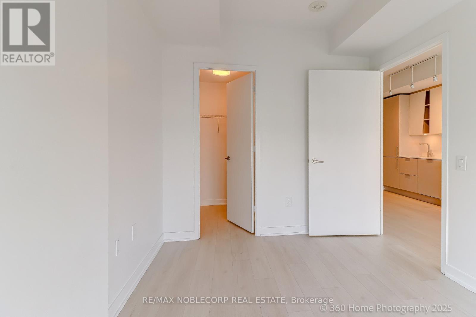 Photo 12 of 2912 3900 Confederation Parkway, Mississauga ON