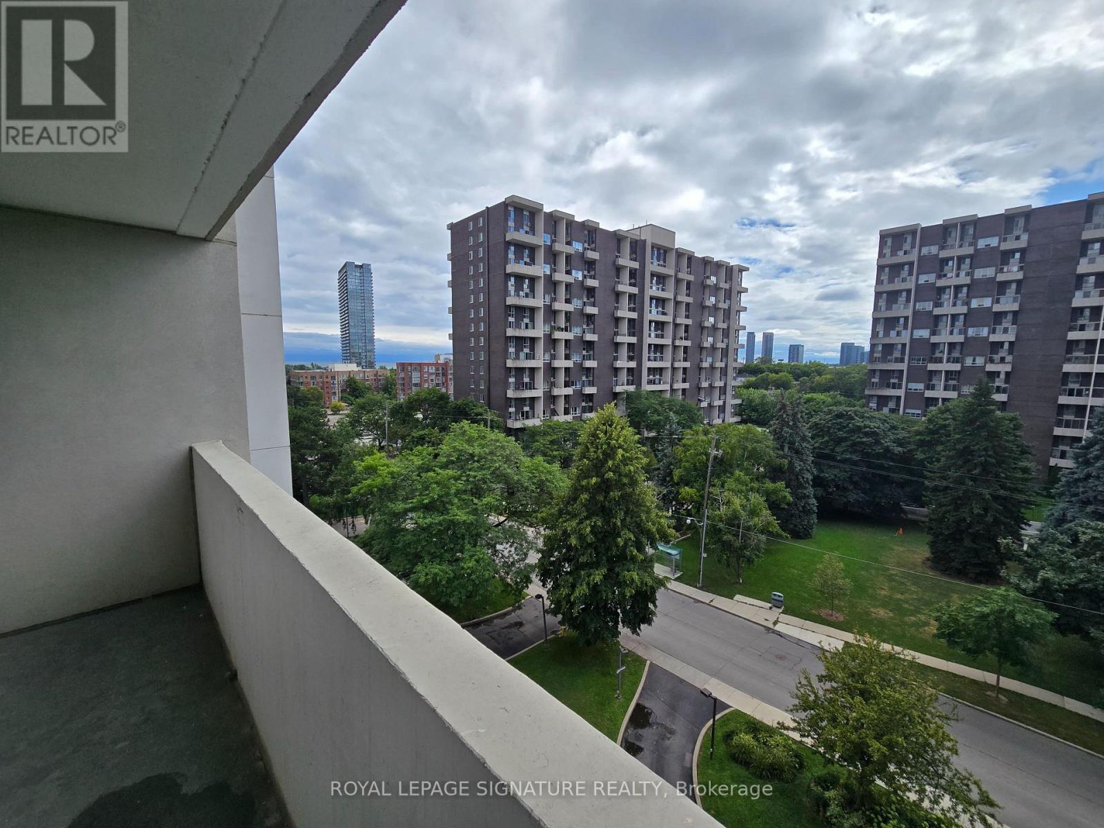Photo 3 of 810 65 Southport Street, Toronto ON
