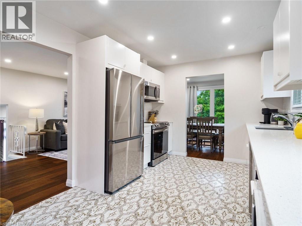 Photo 18 of 444 Queen Victoria Drive, Hamilton ON