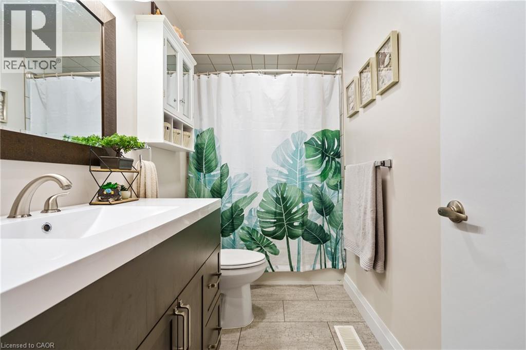 Photo 27 of 444 Queen Victoria Drive, Hamilton ON