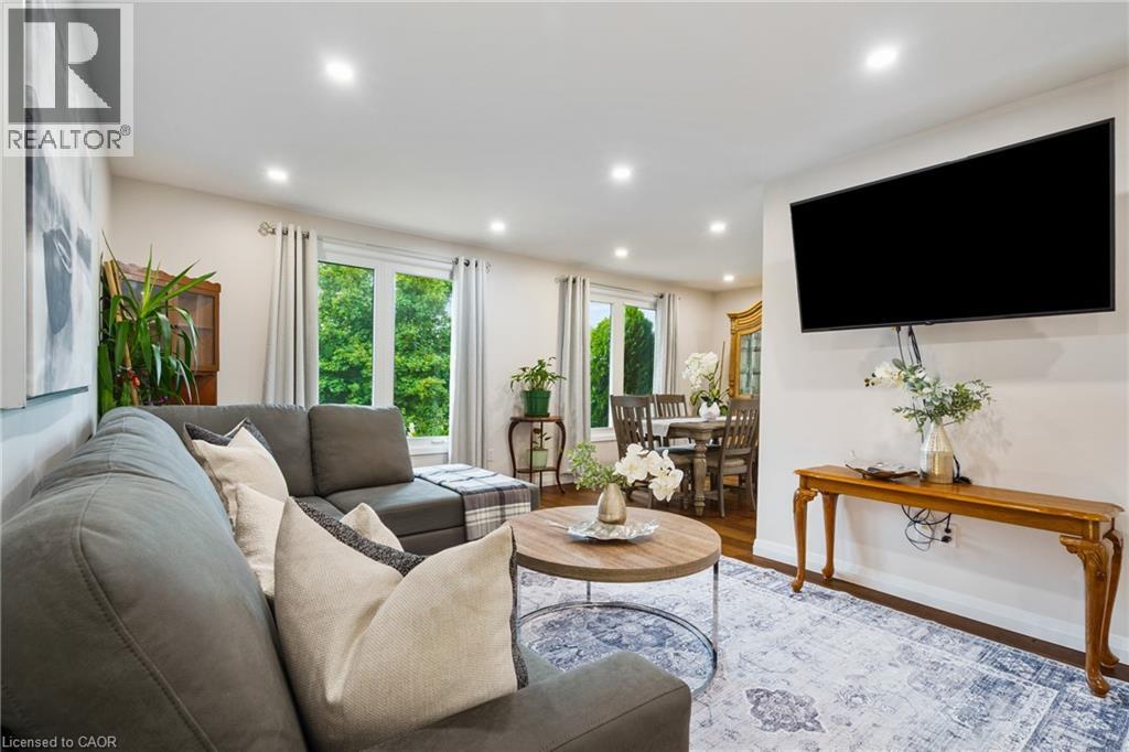 Photo 8 of 444 Queen Victoria Drive, Hamilton ON