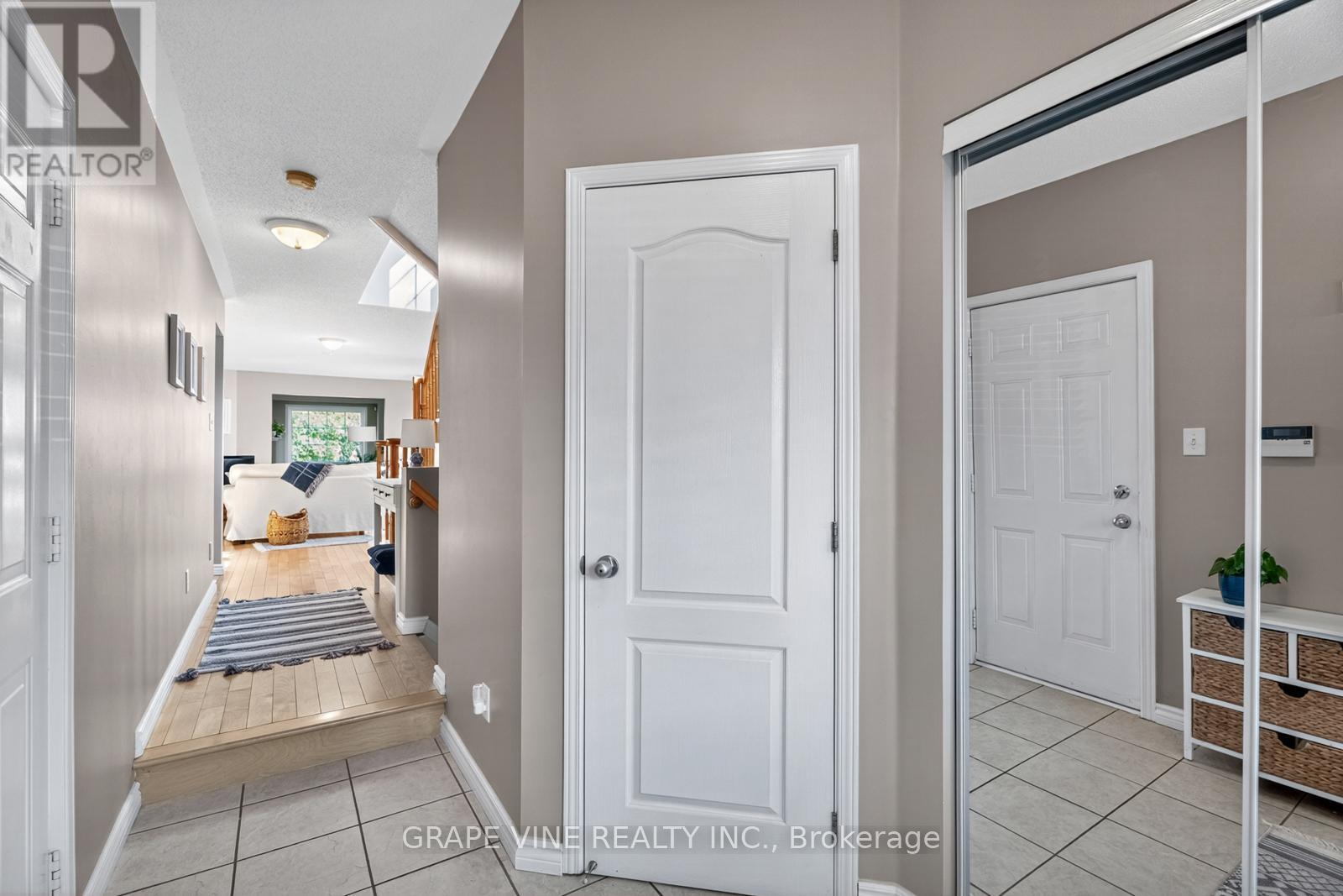 Photo 4 of 21 Fieldberry Private, Ottawa ON