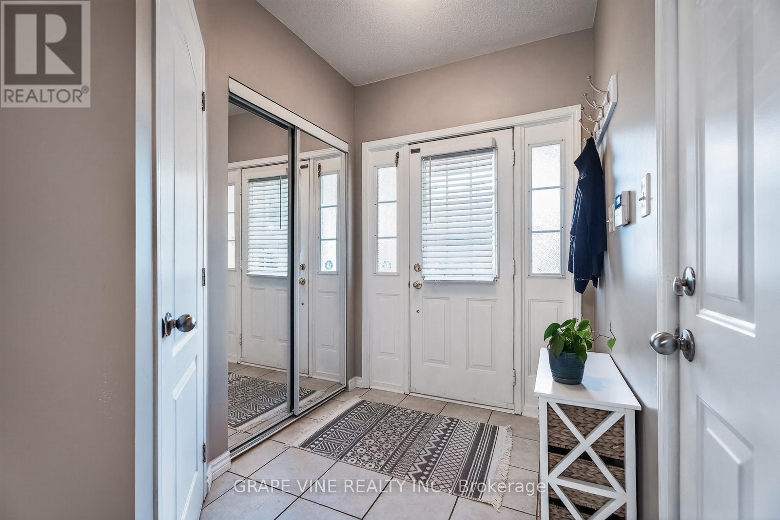 Photo 3 of 21 Fieldberry Private, Ottawa ON