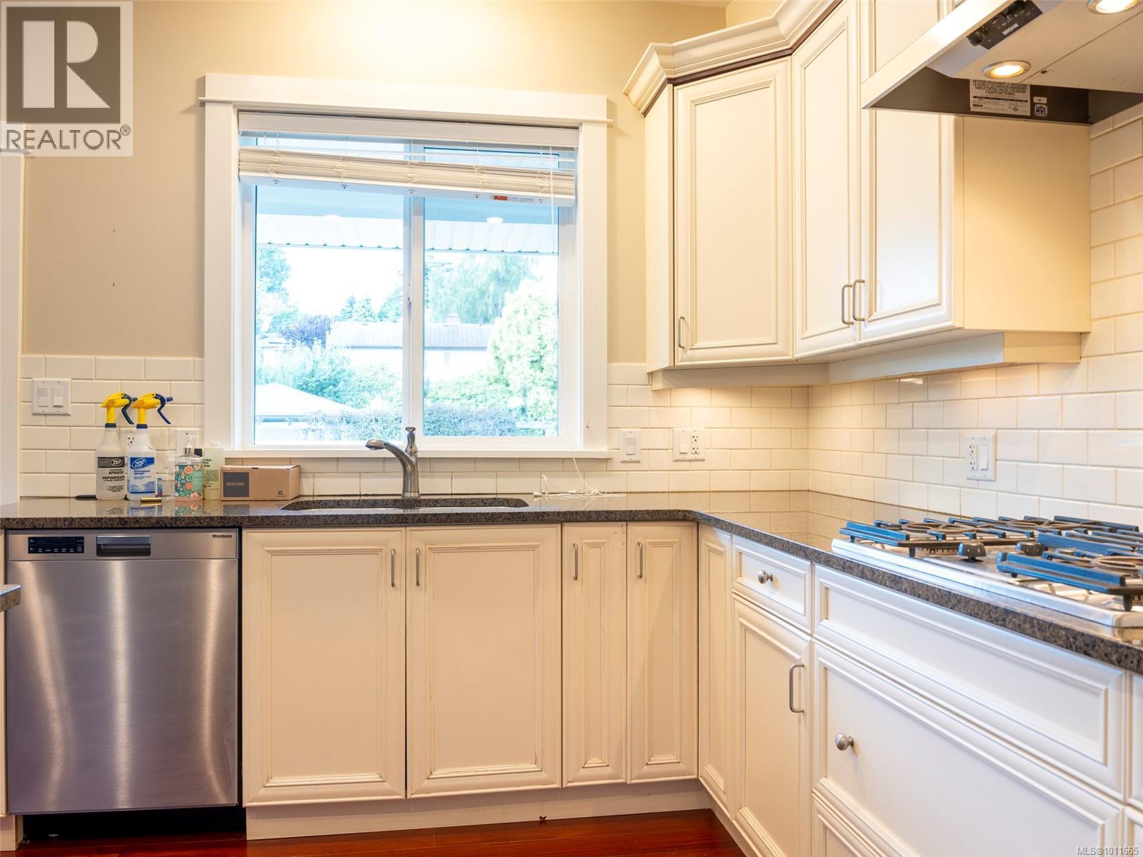 Photo 2 of 3 1290 Richardson St, Victoria BC