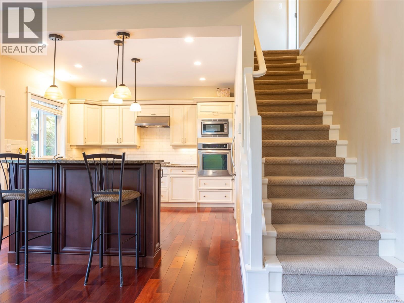 Photo 4 of 3 1290 Richardson St, Victoria BC