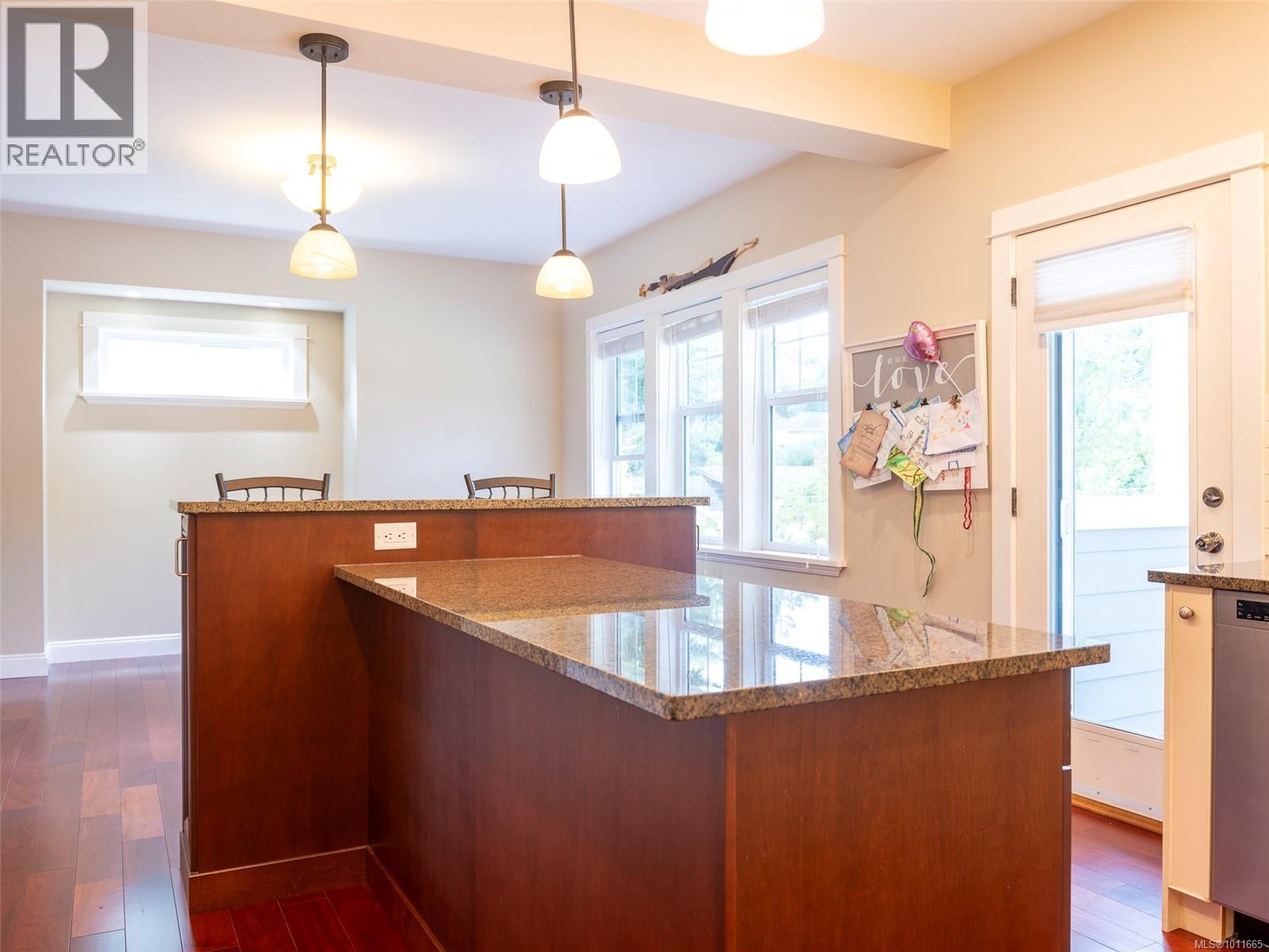 Photo 8 of 3 1290 Richardson St, Victoria BC