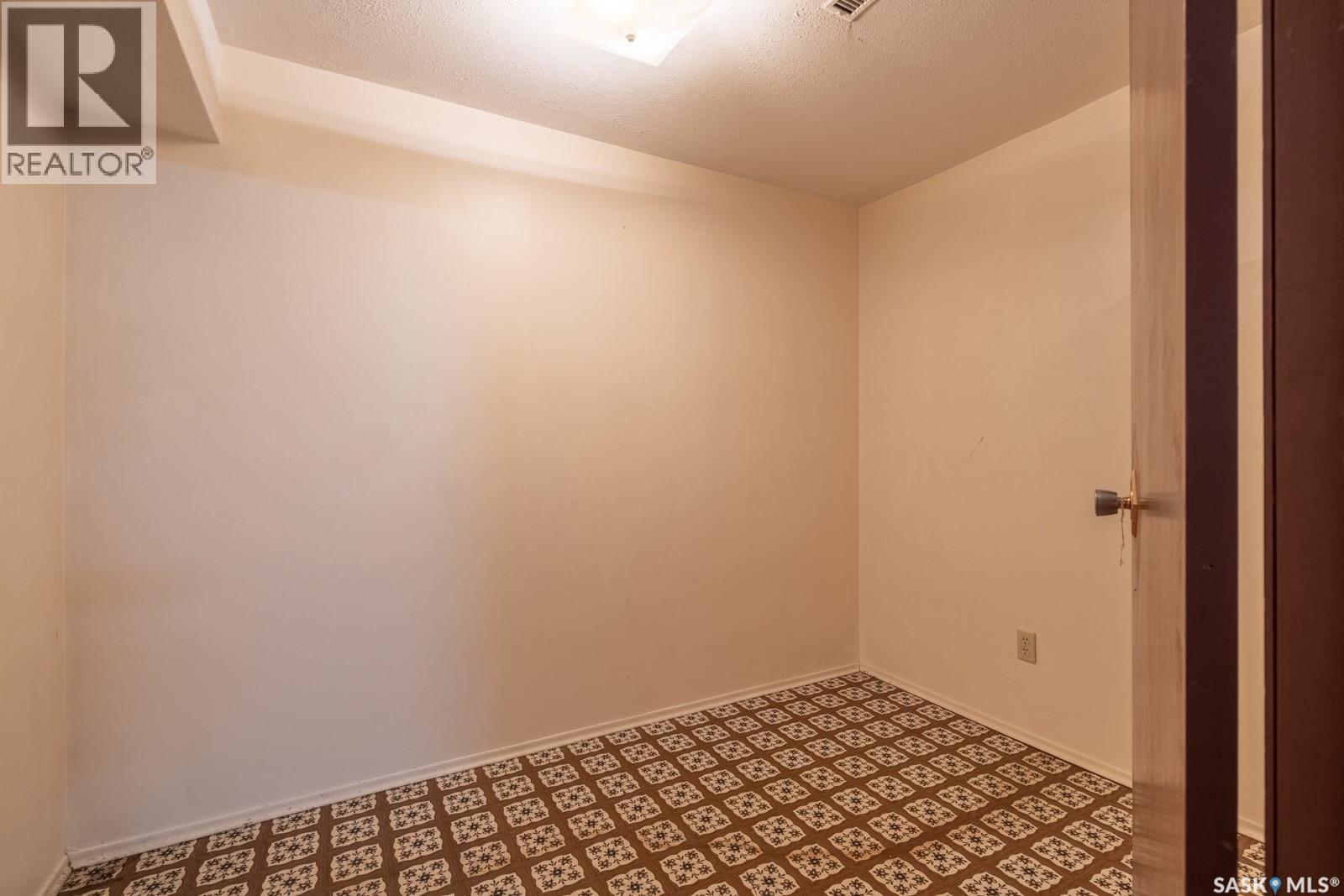 Single Family House Bungalow for Sale in  Sunset DRIVE Regina 