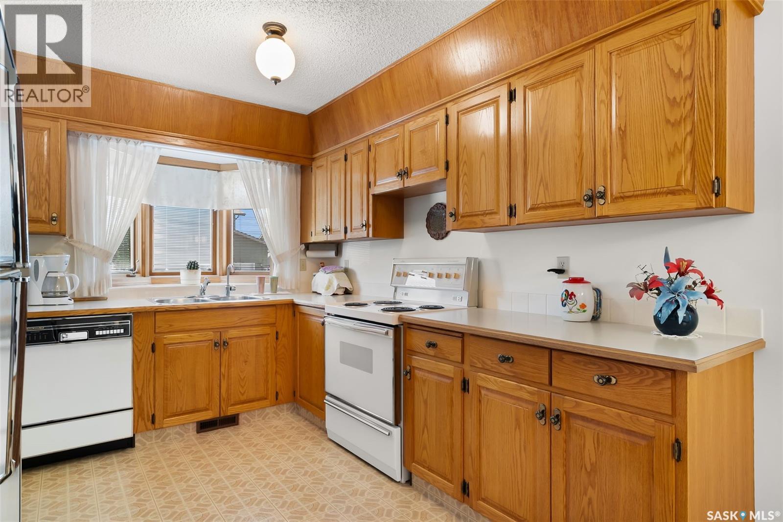 Photo 10 of 2102 Hanover Crescent E, Regina SK