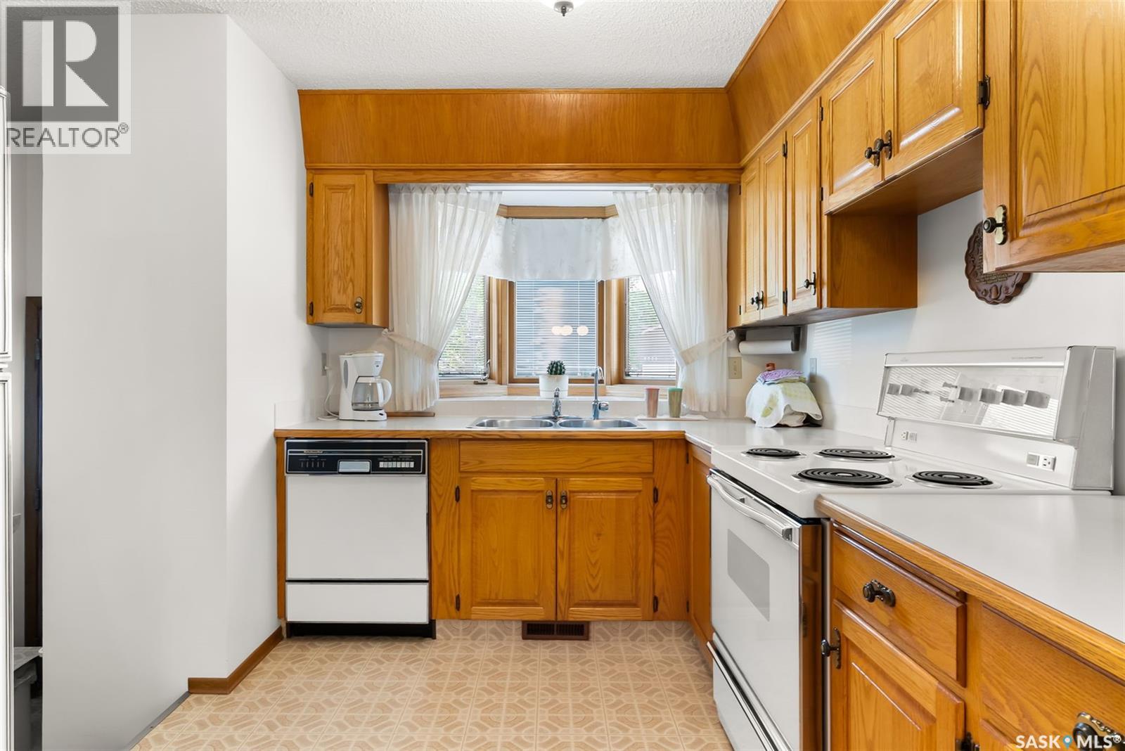 Photo 11 of 2102 Hanover Crescent E, Regina SK