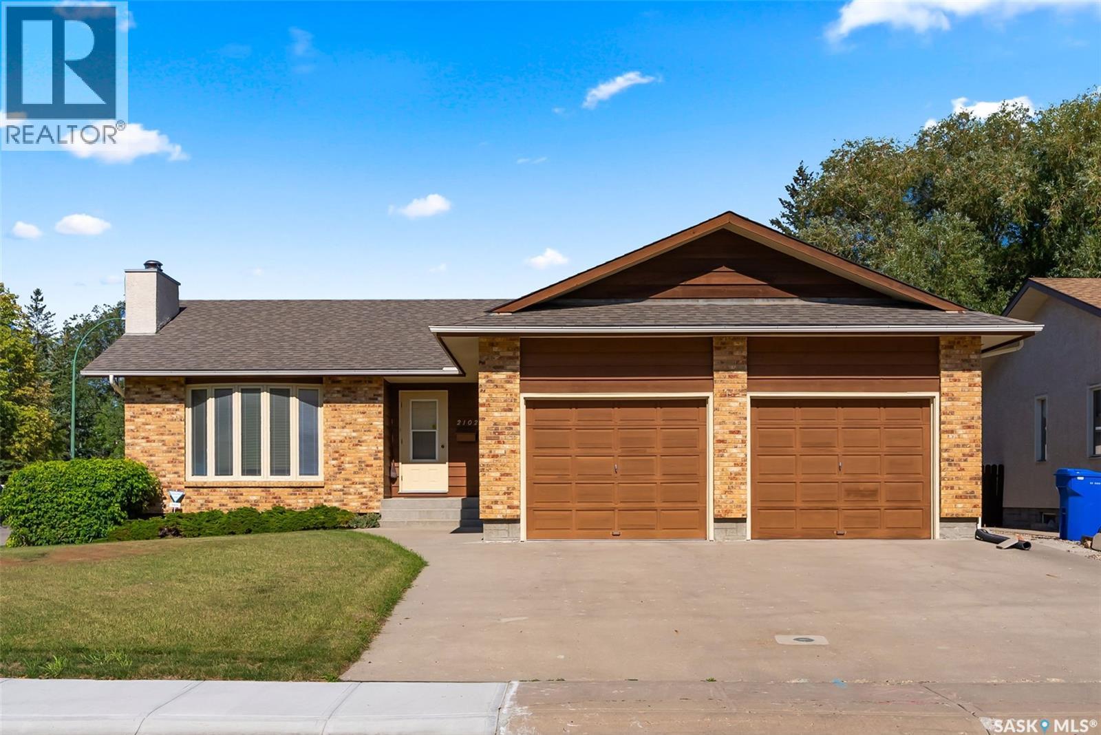 Photo 2 of 2102 Hanover Crescent E, Regina SK